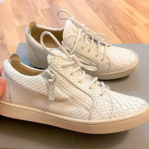 Guiseppe White Sneakers in bianco style size 6.5